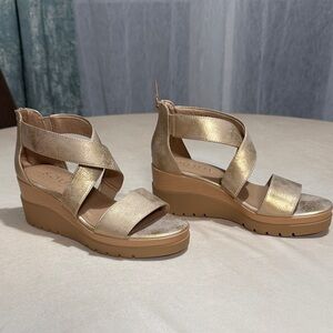 SOUL NWOT Naturalizer Metallic Gold Wedge Sandals